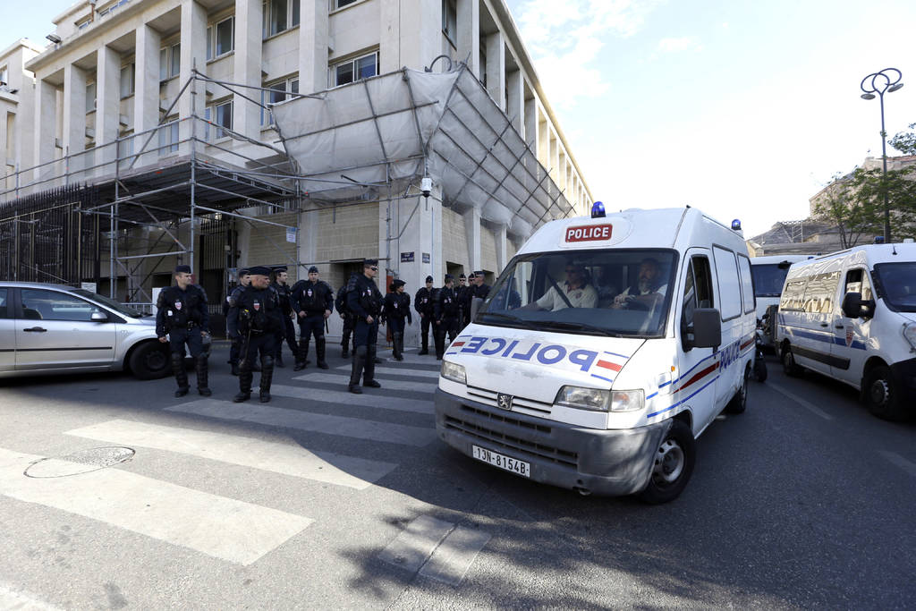 La Policía francesa traslada a varios de los aficionados rusos que causaron destrozos en días anteriores. (AP)