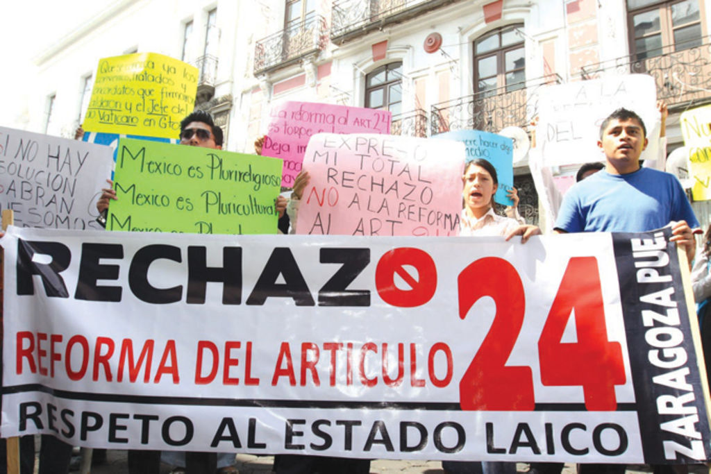 Integrantes del Foro Cívico México Laico A.C, realizaron una marcha frente al congreso del estado en protesta por la modi cación del artículo 24 de la Constitución (Puebla, 2012). Foto: EFE