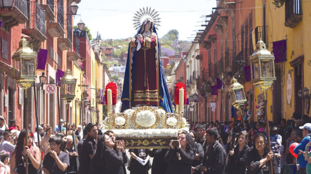 Figura de la virgen es llevada durante la representación del viacrucis en San Miguel de Allende. Foto:EFE