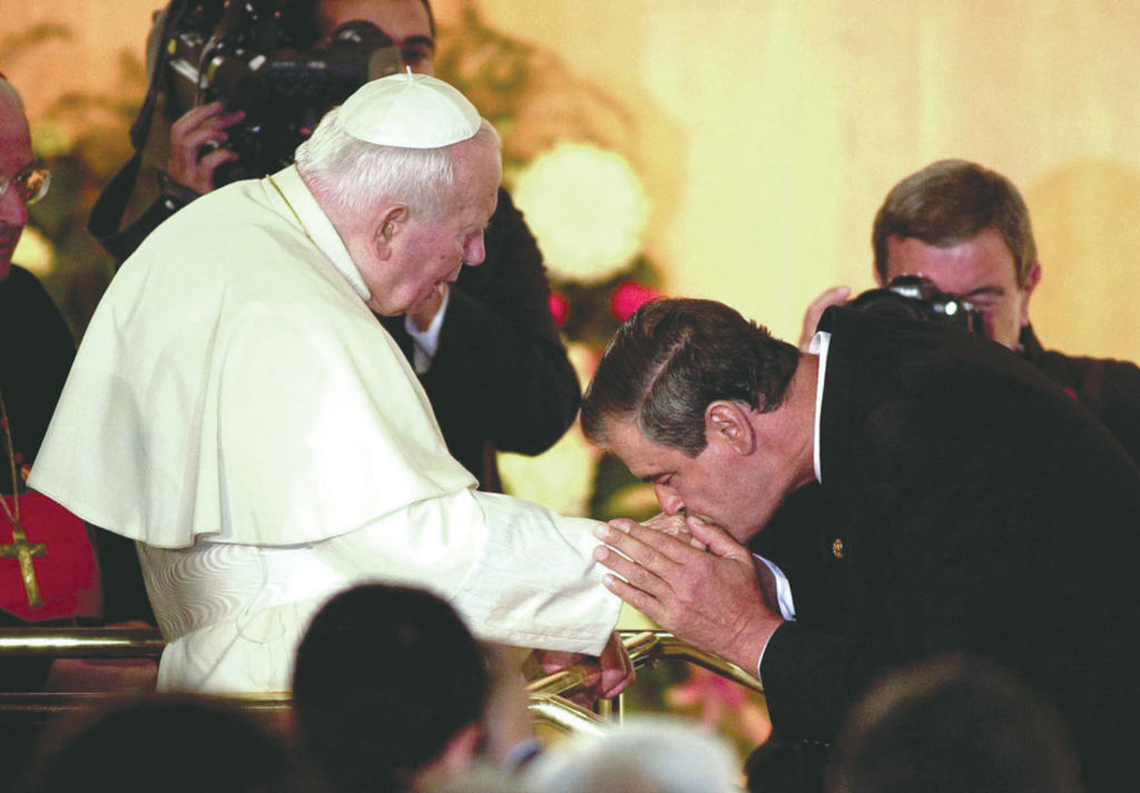 Papa Juan Pablo ll a su llegada a México y Vicente Fox rompiendo los protocolos al besarle el anillo al jefe del Estado Vaticano, (2002). Foto: Katia D’Artigues