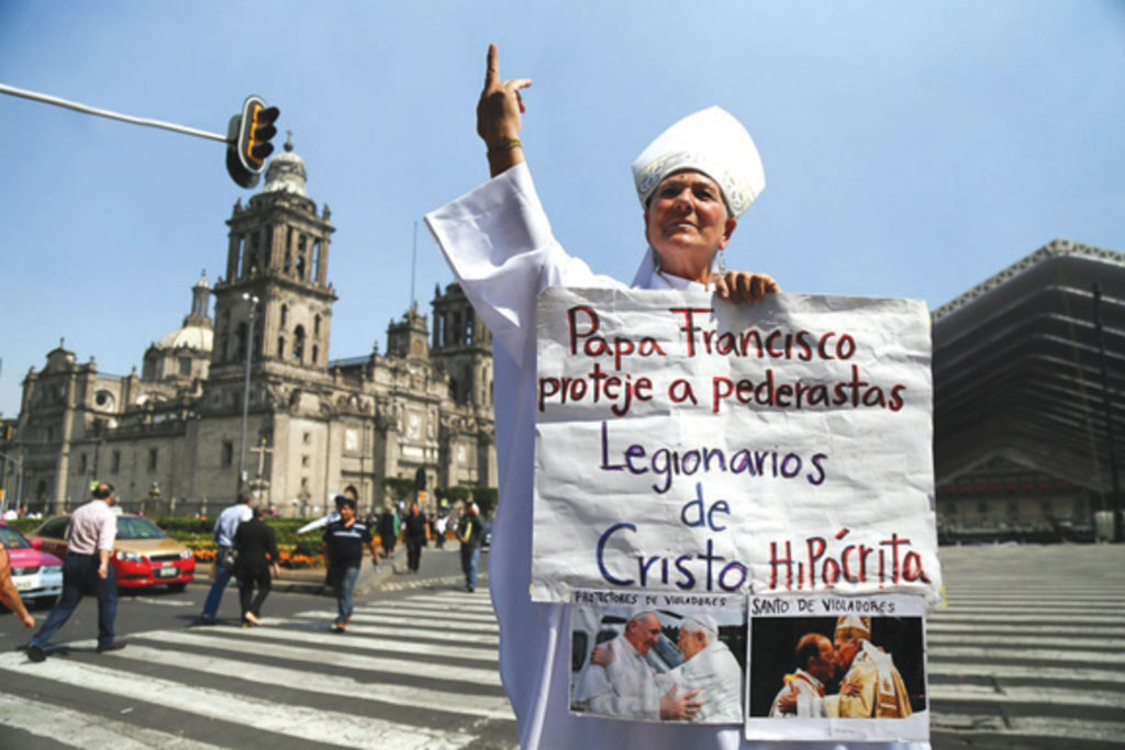 Julia Klug es agredida por protestar en contra de la visita del Papa Francisco a México mientras se manifestaba frente a la Catedral Metropolitana en el D.F. (2016). Foto: Izquierda México