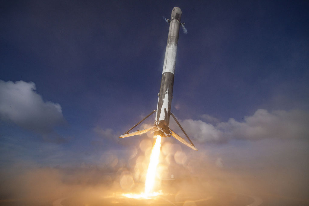 El satélite fue lanzado al espacio junto al ABS 2A, de la compañía Asian Broadcast Satellite, con sede en Bermudas, desde un cohete de la compañía SpaceX. (EFE)