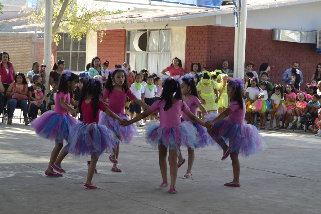 Felices. Las niñas y los niños que participaron se divirtieron jugando rondas. (EDITH GONZÁLEZ)