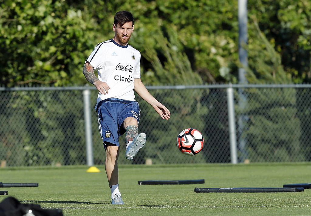 Tras participar en los últimos dos juegos entrando de cambio, el astro Lionel Messi está listo para regresar al once inicial de Argentina. (EFE)