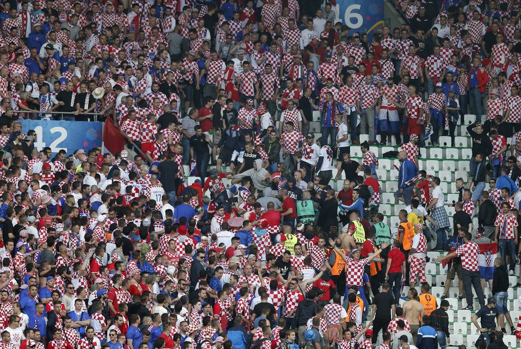 Los aficionados de Croacia fueron los protagonistas de una nueva jornada violenta en la Eurocopa de Naciones, en Francia. (EFE)