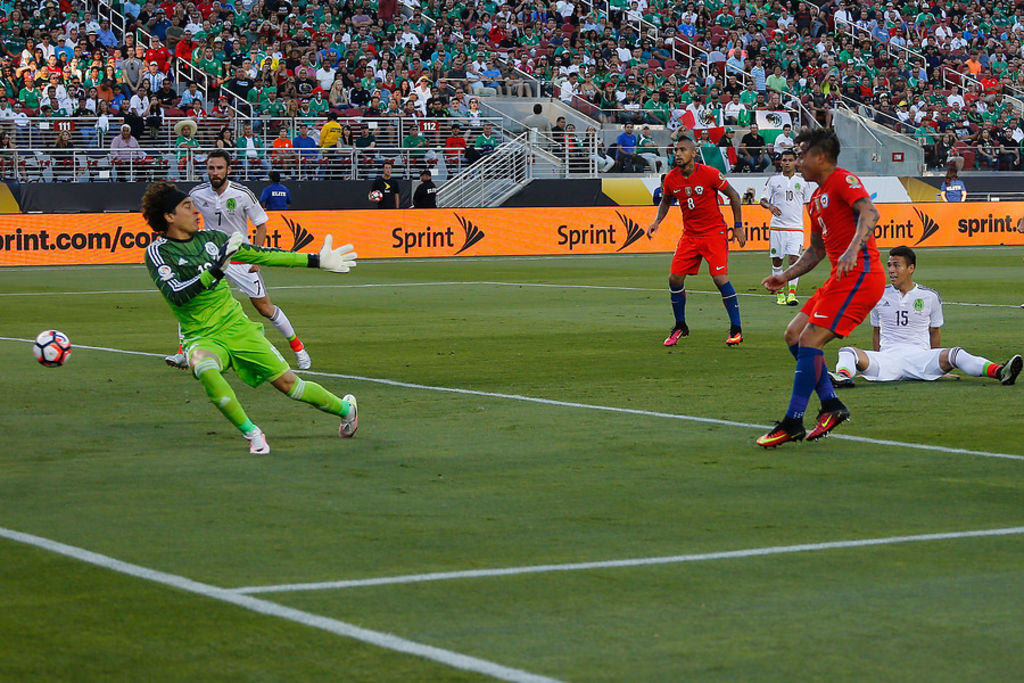 Los chilenos se mostraron superiores a México durante todo el partido. (AP)