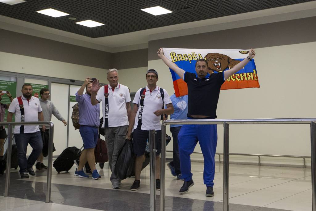 Alexander Shprygin (d), líder de un grupo de animación ruso, encabeza a los hinchas que van de regreso a su país. (AP)