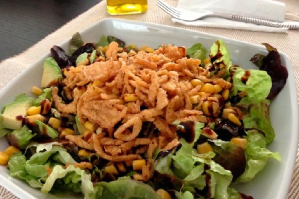 Ensalada de aguacate con cebolla frita