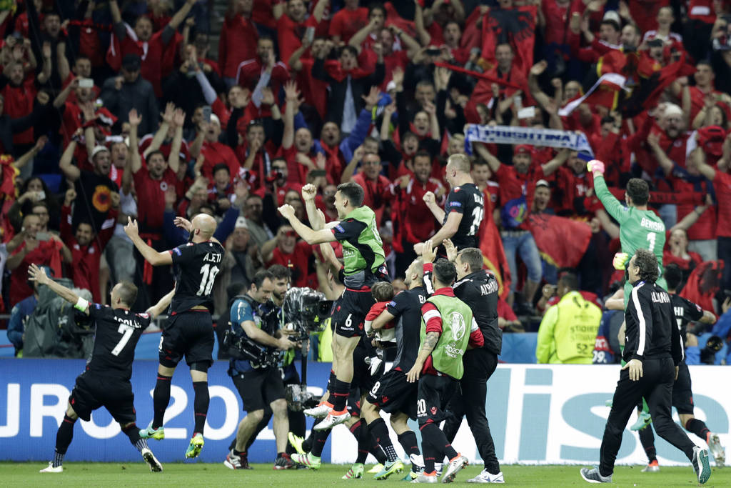 Albania y sus aficionados enloquecieron de alegría con el inédito triunfo en una Eurocopa de Naciones. (AP)
