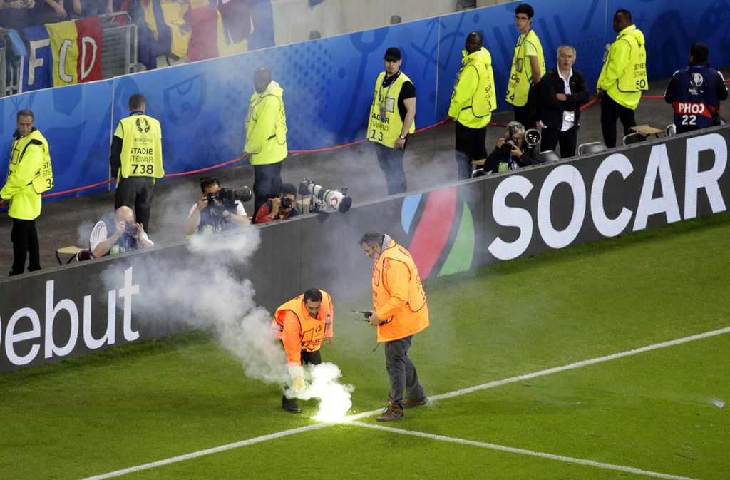 
La UEFA abrió expediente a Rumanía por el lanzamiento de bengalas y de otros objetos al terreno de juego durante el duelo que su equipo perdió 1-0 frente a Albania.