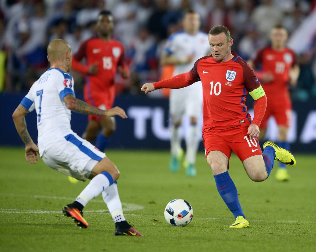 Rooney (der.) entró en la segunda mitad del juego. Inglaterra tuvo el 57 % de la posesión del balón, pero no anotó.