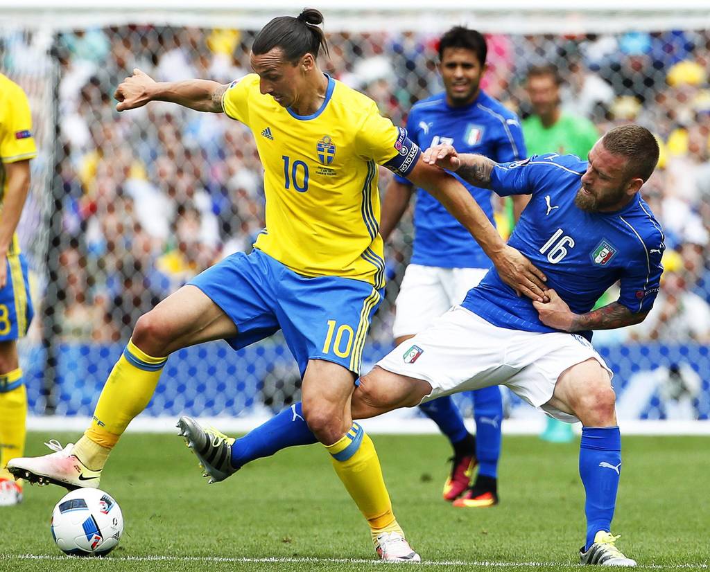 Daniele De Rossi (der.) aseguró que: 'la selección italiana de futbol cuenta con 'la mejor defensa del mundo, si contamos a Buffon'. 