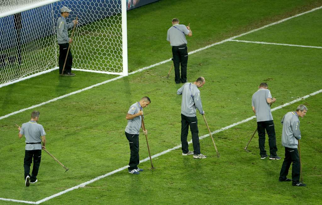 Como ‘catastrófico’ calificó Evra el pasto del estadio de Lille. (EFE)