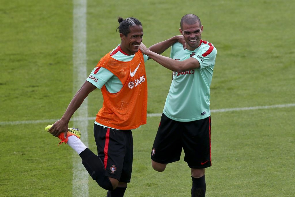 Bruno Alves (izq.) defensa central de la selección de Portugal, aseguró que Hungría buscará defenderse y contraatacar. (EFE)