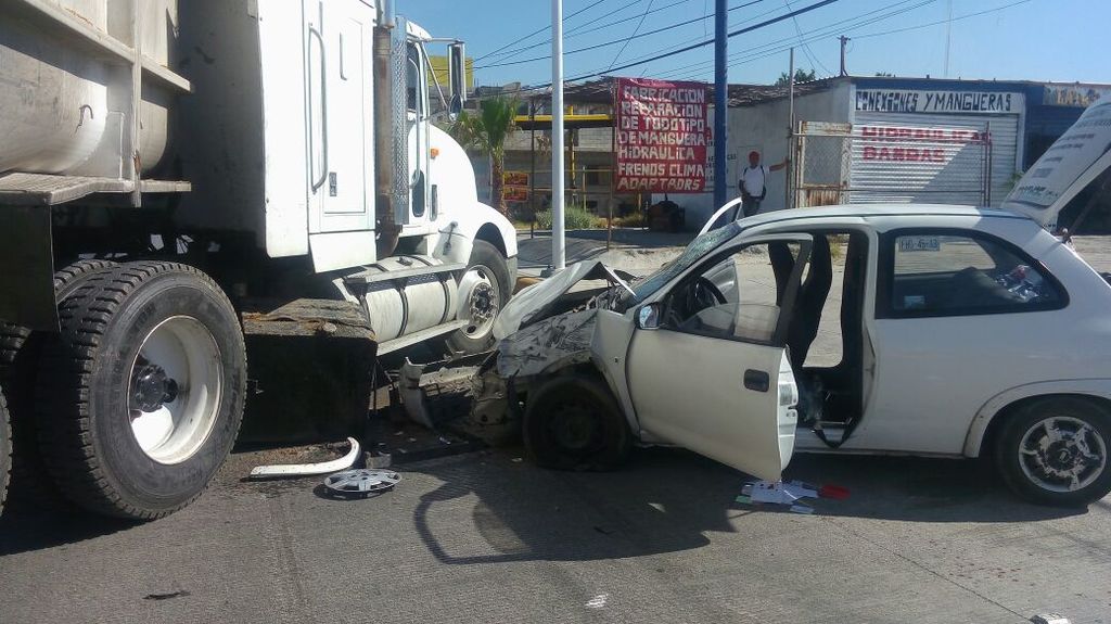 El accidente ocurrió cuando el chofer de un tráiler color blanco que transportaba alimento para ganado, le cortó el paso al conductor de un Chevy. (EL SIGLO DE TORREÓN) 