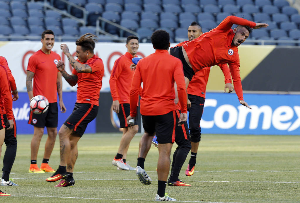 La selección chilena se prepara para enfrentar a Colombia hoy, en la segunda semifinal de la Copa América. (EFE)