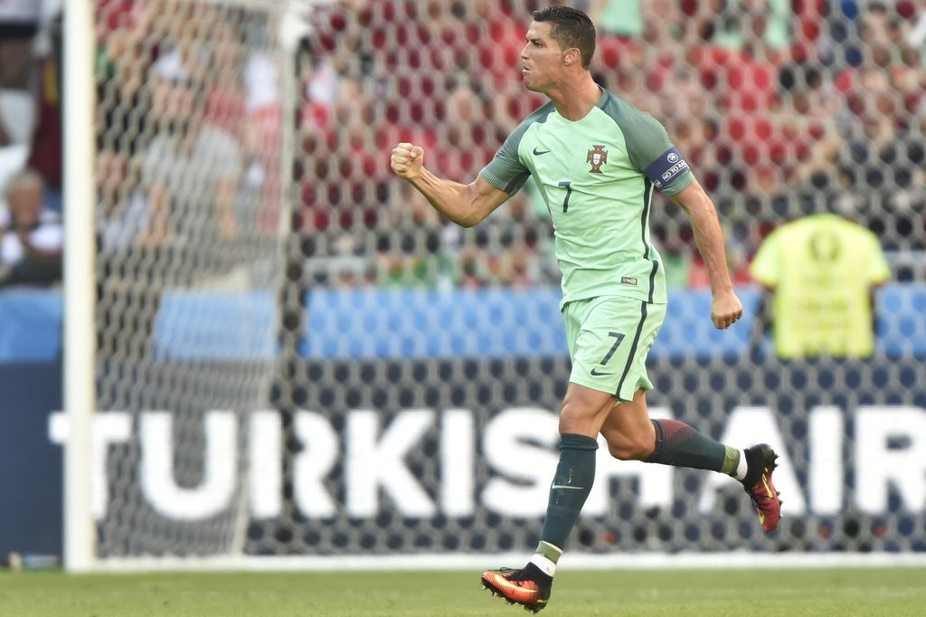 Cristiano anotó a los 50 y 62 minutos —el primero con un sensacional taconazo— para convertirse en el primer futbolista que marca goles en cuatro ediciones distintas de la Eurocopa.
