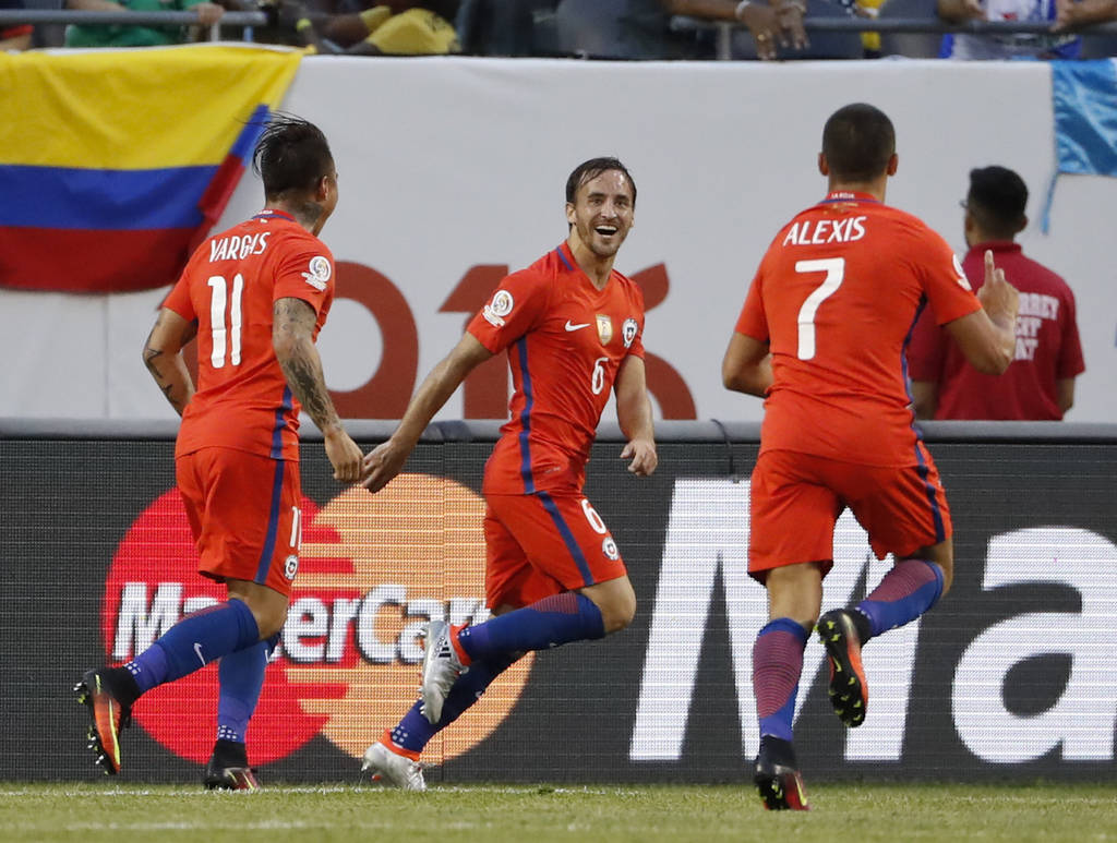 El jugador chileno José Fuenzalida (c) celebra con sus compañeros después de anotar el segundo gol en el triunfo de Chile ante Colombia. (EFE) 