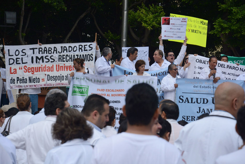 Imparable. En varias ciudades de Veracruz, los médicos salieron a rechazar la Reforma de Salud. (EL UNIVERSAL) 