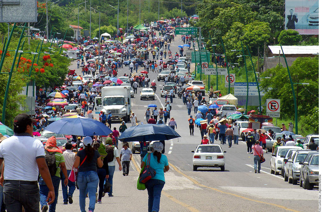 En las calles. Maestros de la CNTE tomaron ayer por la mañana la Caseta de Cuota de la Carretera Tuxtla- San Cristóbal. (EL UNIVERSAL)