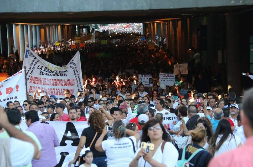 Aumenta descontento.Así lucieron las calles de Monterrey, en donde se registró una nutrida manifestación. (ESPECIAL) 
