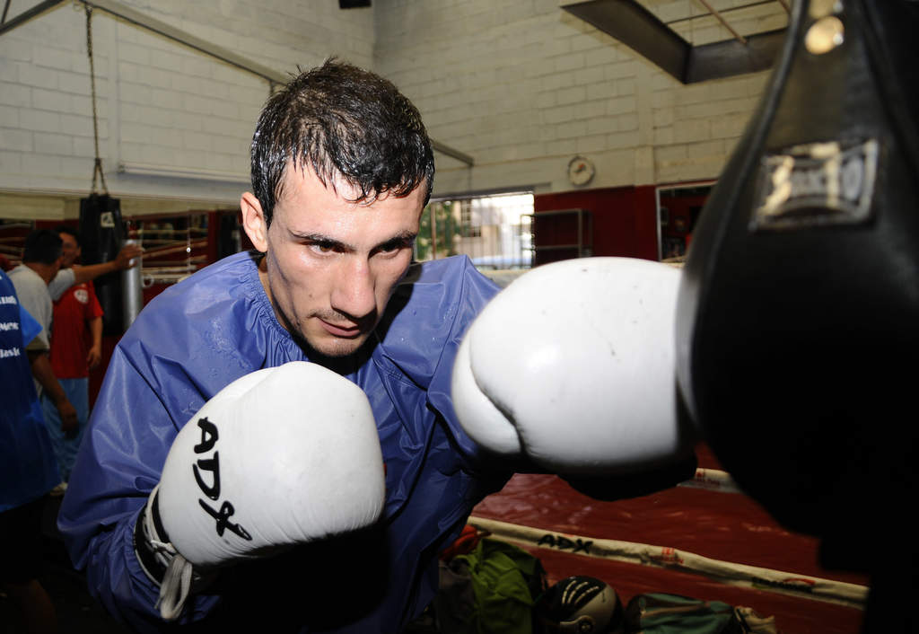 El boxeador de Torreón, ha estado por varias semanas preparándose en California, bajo las órdenes del experimentado Joel Díaz. (Archivo)