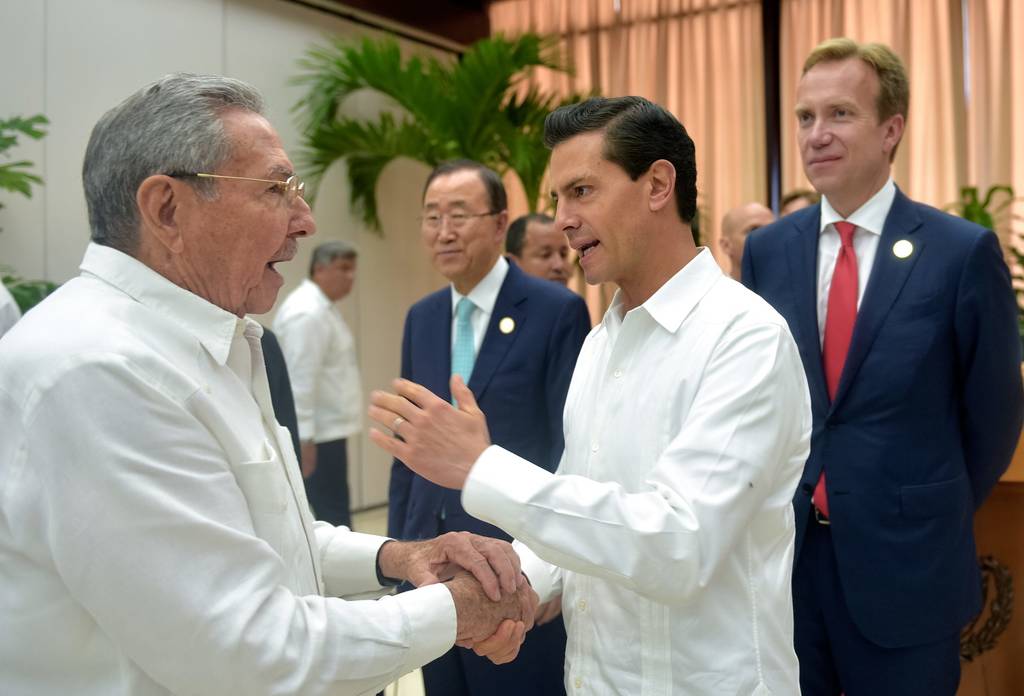 Viaje. Enrique Peña Nieto saludó al mandatario cubano, Raúl Castro, en la ceremonia de los Acuerdos de Paz en Colombia.