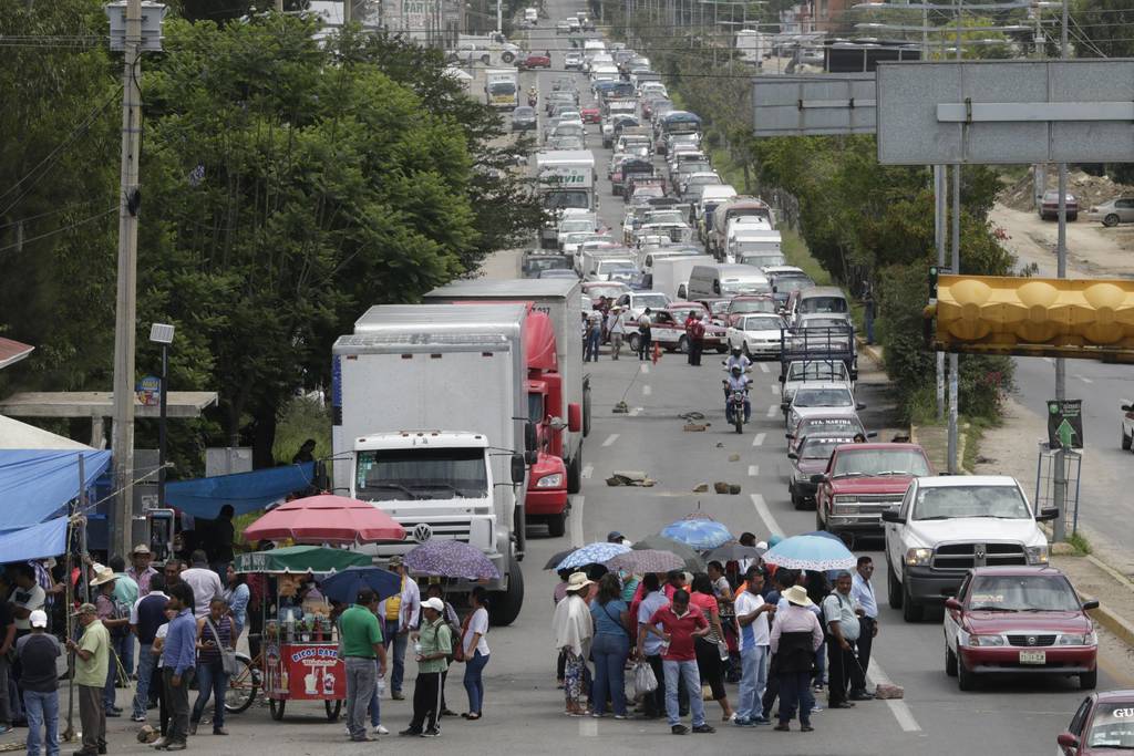 Sin freno. A manera de protesta por los hechos violentos en Oaxaca, docentes realizan cierres carreteros intermitentes.