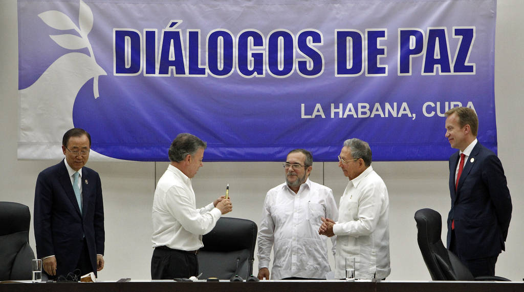 Histórico.  El líder de las FARC, 'Timochenko' (c), junto a los presidentes de Cuba, Raúl Castro (2d), y de Colombia, Juan Manuel Santos (2i), y al secretario general de la ONU, Ban Ki-moon.