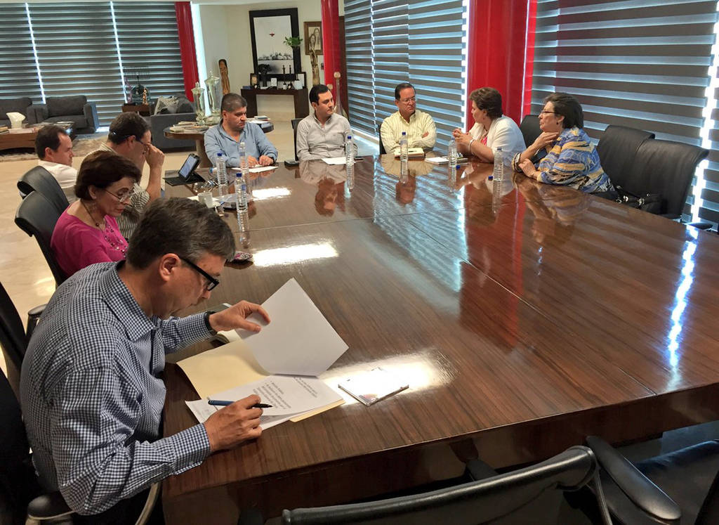 Comunicación. En reunión de Miguel Riquelme con representantes de PC29 acordaron seguir el diálogo en otras reuniones. (EL SIGLO DE TORREÓN)