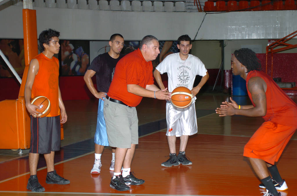 El coach Marcelo Elusich entrenó a los Algodoneros de Torreón. Impartirán clínica a coaches de baloncesto