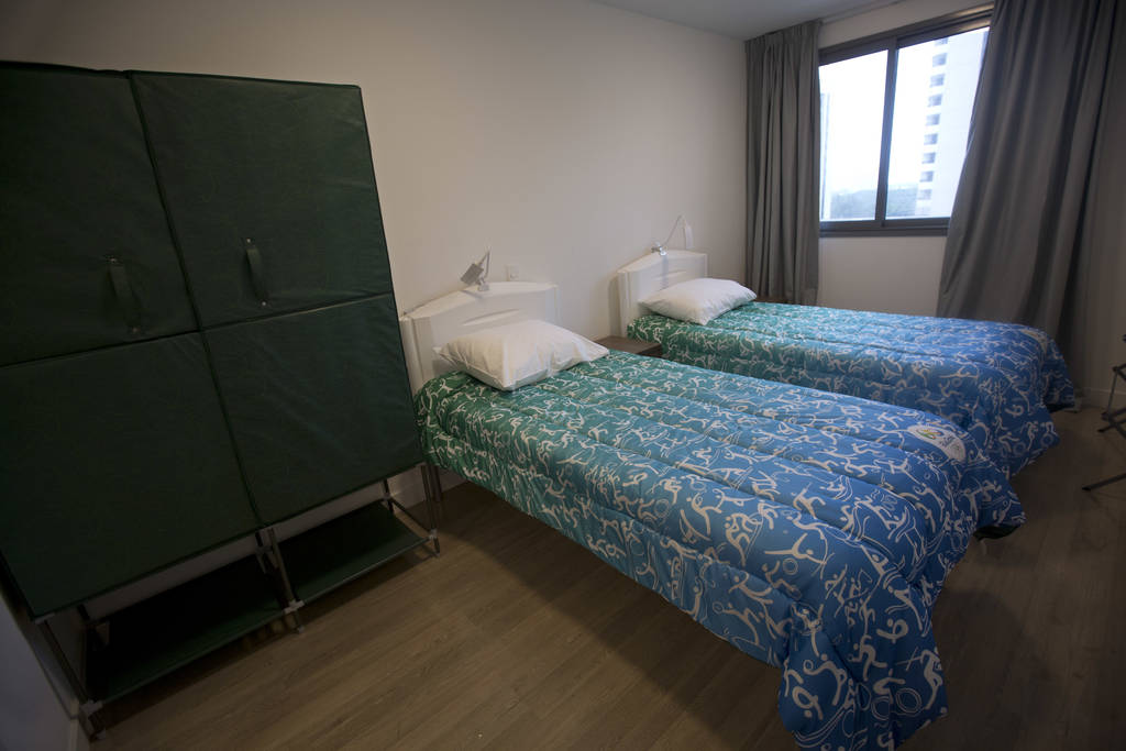 Todas las habitaciones son para dos personas. Tienen un par de camas que pueden extenderse hasta 2.3 metros para los atletas altos. (AP)