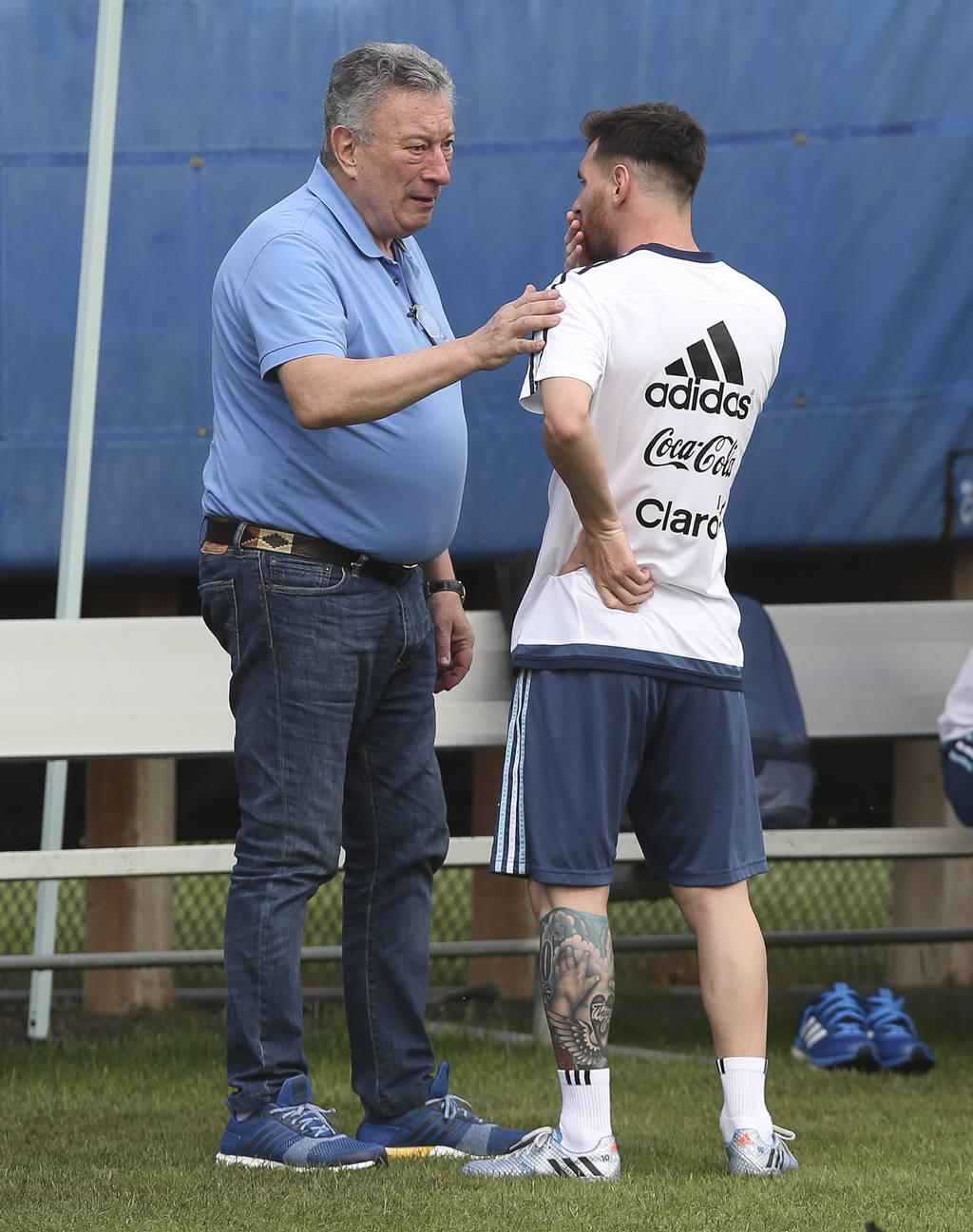 El jugador Lionel Messi (d) conversa con el presidente de la Asociación Argentina de Futbol (AFA). Acusan al presidente de la AFA de fraude