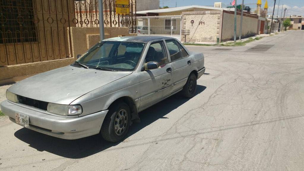 Escapan. A bordo de este automóvil que robaron al representante de Liconsa, los maleantes escaparon y luego lo abandonaron. (EL SIGLO DE TORREÓN)