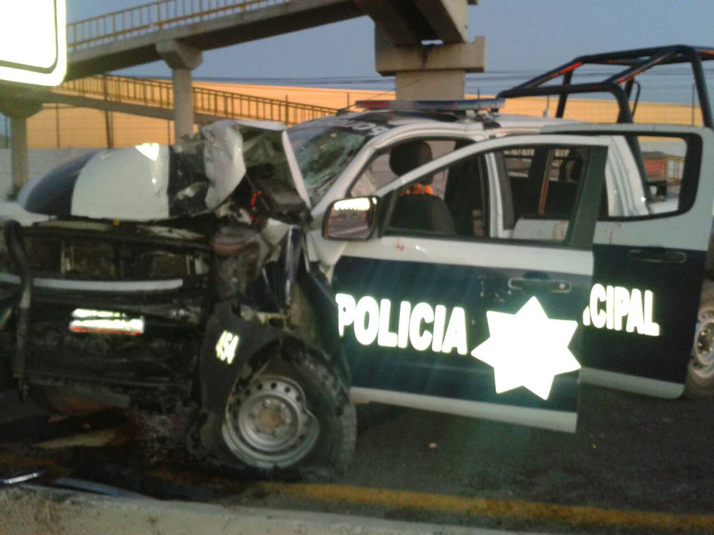 Accidente. Policías municipales de Lerdo se impactan de frente contra muro de puente peatonal.