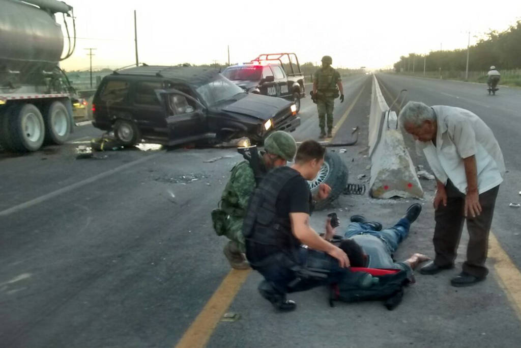 Golpe. Conductor de camioneta choca contras muros de protección de la carretera Jabonoso, hay dos lesionados.  