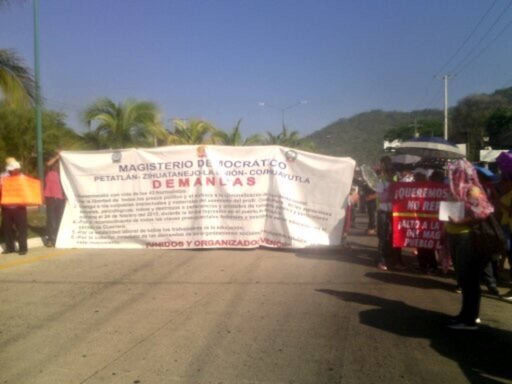 Manifestación. Profesores de la CETEG realizaron cierres a la autopista Cuernavaca-Acapulco.