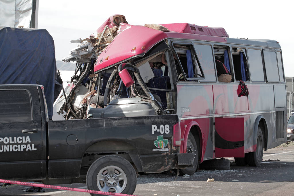 Accidente. Al parecer el conductor del autobús venía dormitando cuando se registró el percance. (CORTESÍA: DIARIO DE JUÁREZ) 
