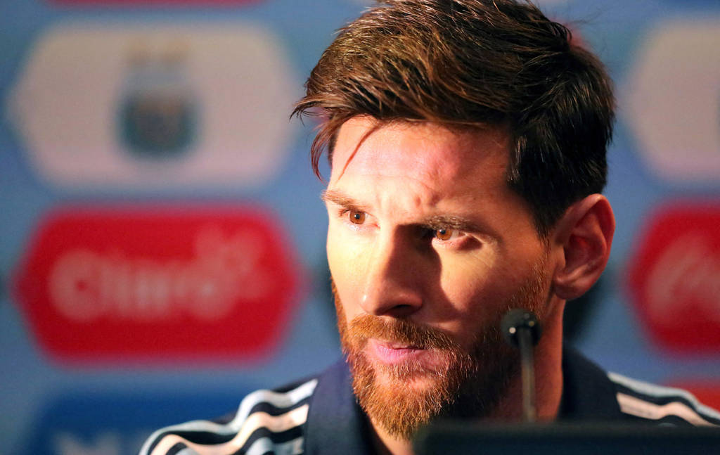 El delantero argentino Lionel Messi habla durante una rueda de prensa en el estadio MetLife de Nueva Jersey. (EFE)