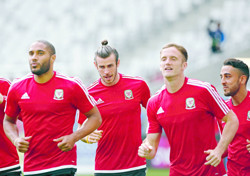 Los jugadores de la selección galesa, Ashley Williams (i-d), Gareth Bale, Andy King, y Neil Taylor, durante un entrenamiento en Bordeaux. (EFE)