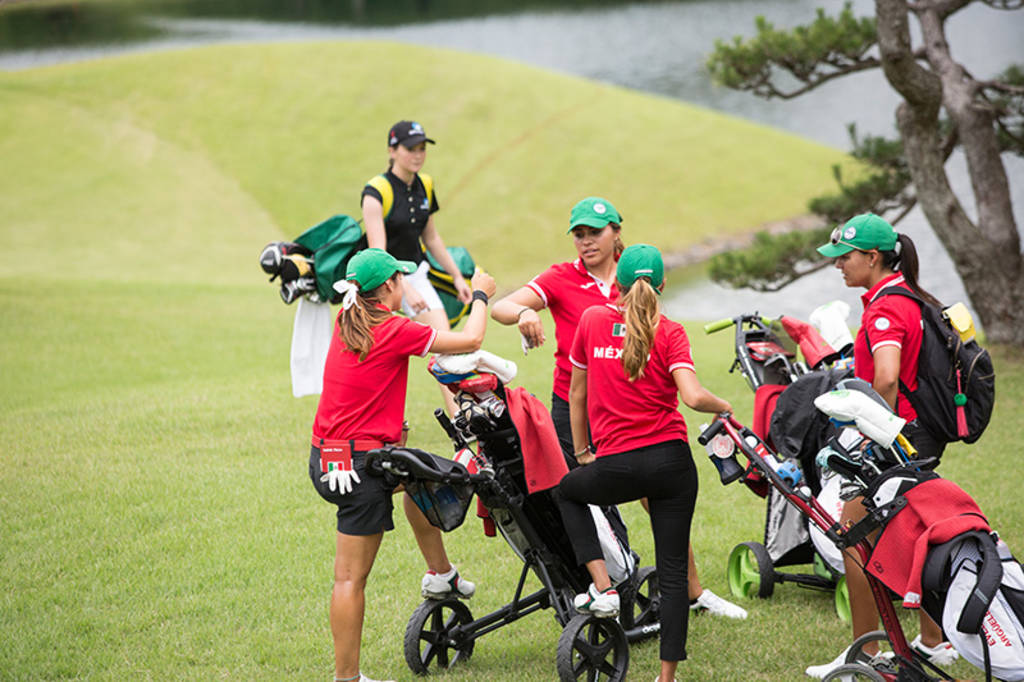 La lagunera Pamela Ontiveros (derecha), siempre estuvo atenta en los consejos para sus jugadoras en el campo. (Toyota Junior Golf World Cup)