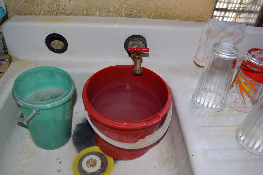 Sin agua. Por la falta de agua los pobladores de Viesca reciclan el agua para las labores domésticas. (MARY VÁZQUEZ)