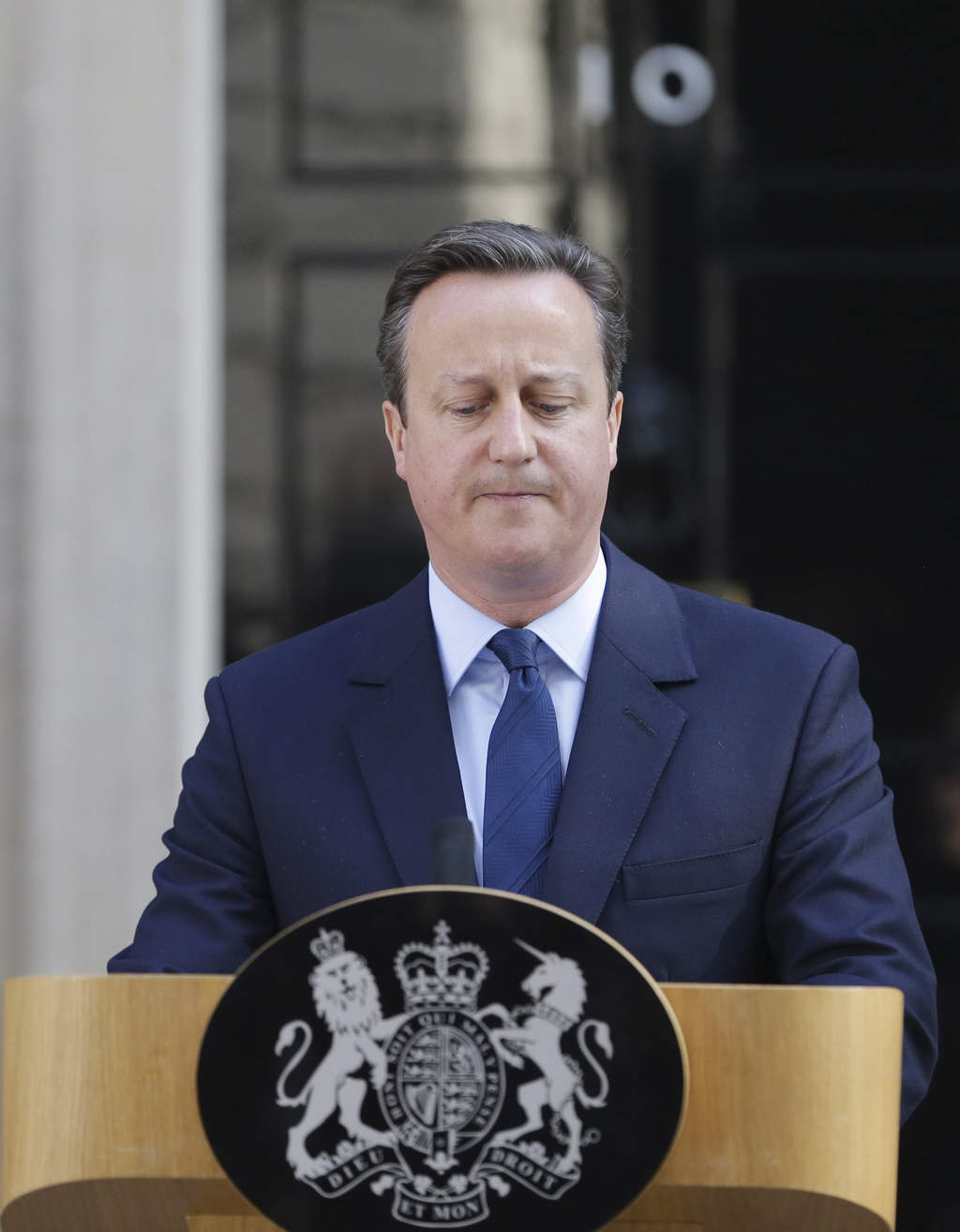 Se irá. El primer ministro David Cameron anunció ayer ante la residencia oficial de Downing Street, en Londres, que ha decidido no seguir como líder del Partido Conservador y jefe de Gobierno al no haber podido convencer a los británicos sobre los beneficios de continuar como miembros de la Unión Europea.