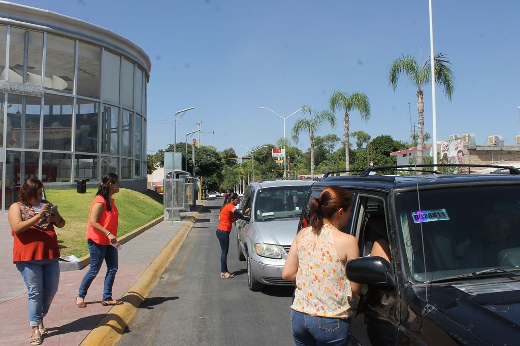 El Instituto Municipal de la Mujer (IMJ), conmemoró hoy en las calles principales de Lerdo el Día Naranja, con la entrega de información impresa sobre la violencia contra las mujeres. (EL SIGLO DE TORREÓN)