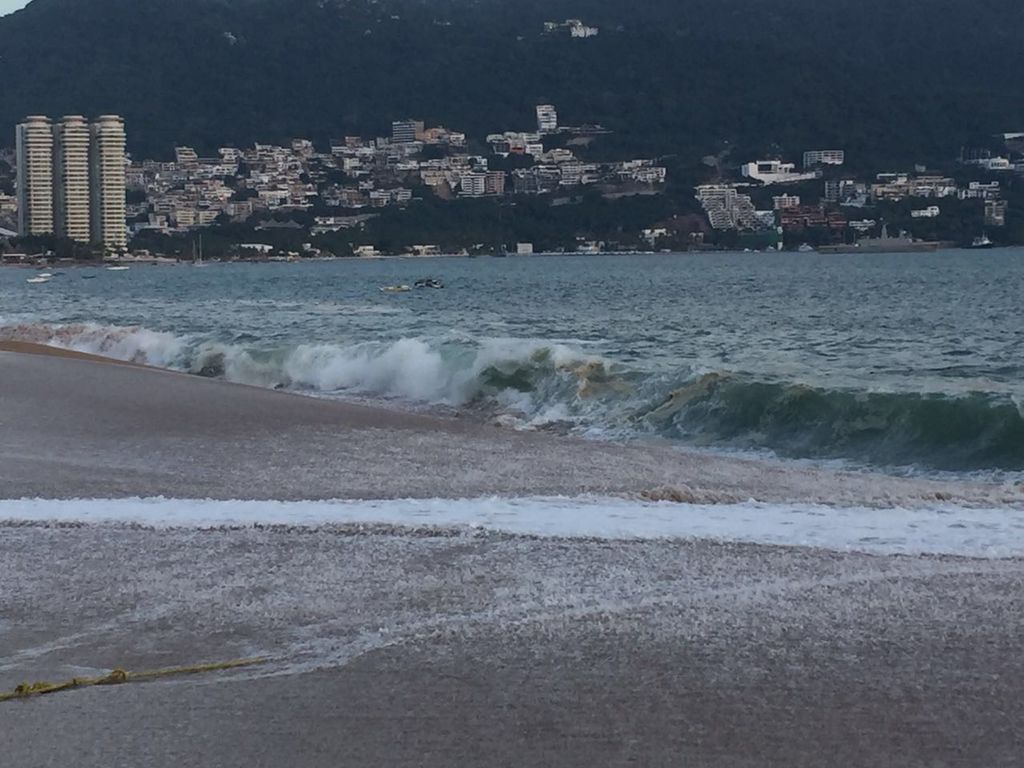 Los funcionarios recomendaron a la población extremar precauciones por las altas olas y respetar las indicaciones de Protección Civil. (ARCHIVO)