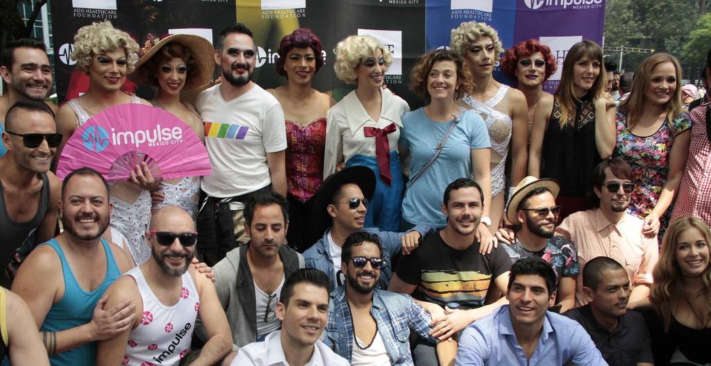 Con causa. Diversos actores alzaron sus voces ayer sábado para difundir el mensaje de prevención del VIH, en el marco de la Marcha LGBTTTI.