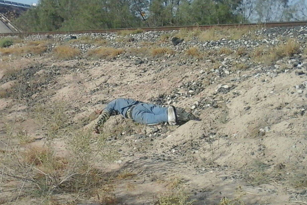 Muerto. Localizan el cadáver a la orilla de las vías paralelas a la carretera Gómez Palacio-Jiménez. 