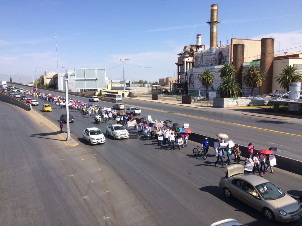 Los maestros avanzan rumbo a la Plaza Mayor de Torreón. (ANGÉLICA SANDOVAL) 