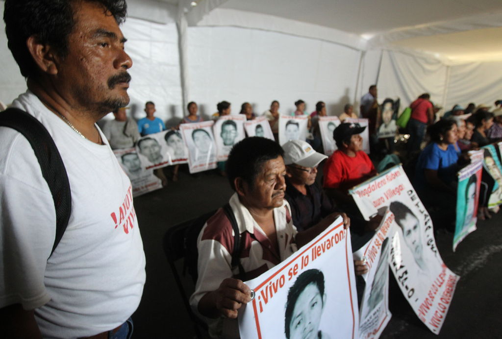 Padres de familia y líderes magisteriales señalaron durante la 21 Jornada Global por Ayotzinapa, por México y en defensa de la Educación Pública, que es necesario mantener unidad entre los diferentes movimientos y organizaciones sociales. (ARCHIVO)
