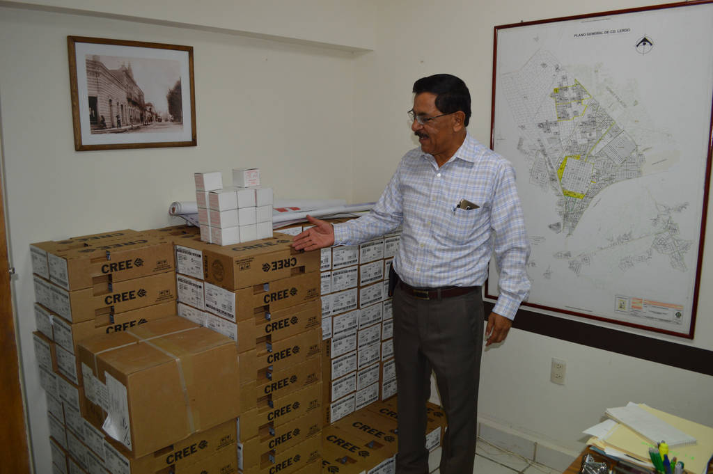 Luminarias. Colocarán las 500 nuevas luminarias Led en la oficina de la Dirección de Servicios Públicos y las otras en bodega. (EL SIGLO DE TORREÓN)